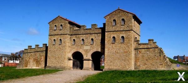 Реконструированный вход в форт в Арбее