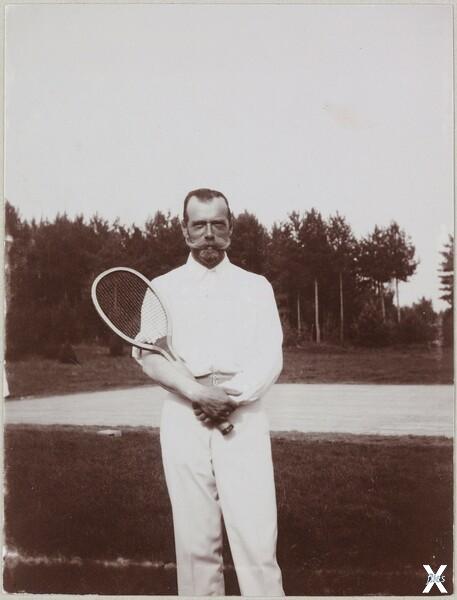 Николай II с теннисной ракеткой