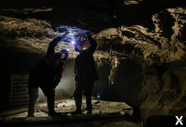 Шахтёры в подземном руднике