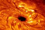 На Солнце замечены чёрные пятна. Что это: магнитное поле или проходы внутрь звезды?