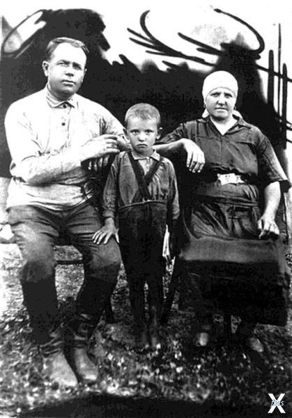 Маленький Михаил Горбачев с родителями