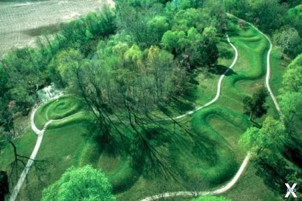 Вид с воздуха на Змеиный курган в Огайо