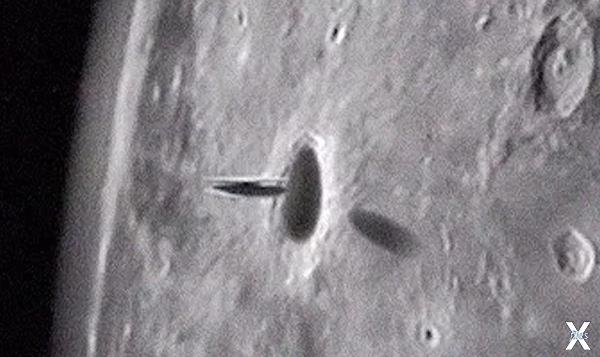 НЛО влетает в кратер Луны