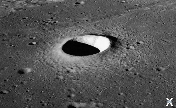 Ученые надеются, что в лунных кратера...