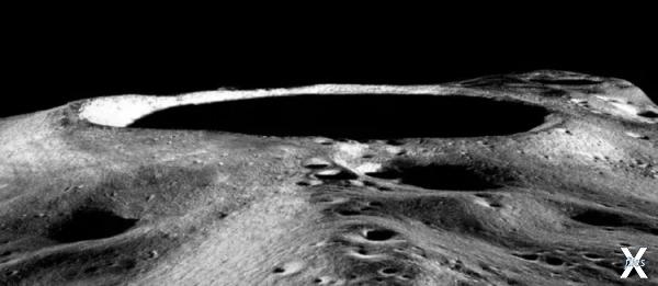 Лунный кратер сбоку