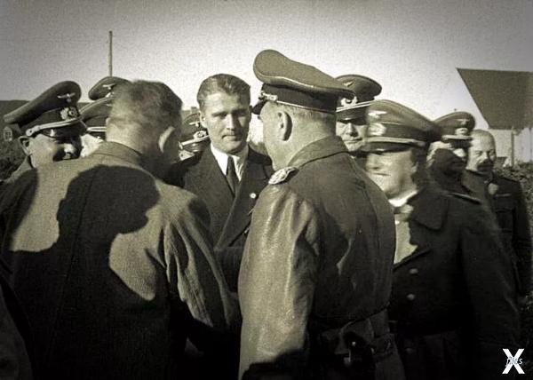 Вернер фон Браун (в центре), нацистск...