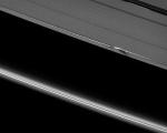 Астрономы выяснили, как спутники Сатурна пробивают щели в его кольцах