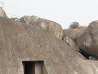 В Индии обнаружены бомбоубежища возрастом более 2500 лет. Кто и для чего их строил прямо в скалах?