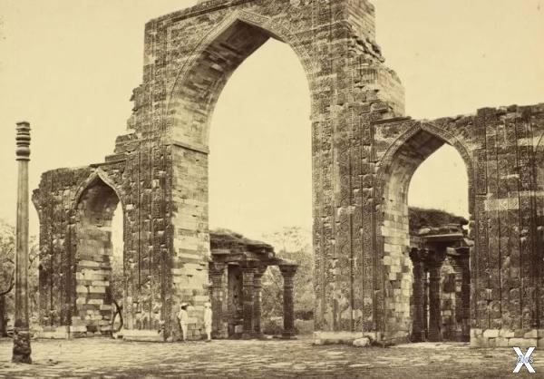 Кутубова колонна в 1875 году