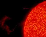 Солнце выбросило протуберанец размером около миллиона километров