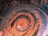 Таинственный "Глаз Сахары": как появилась гигантская воронка диаметром 40 км