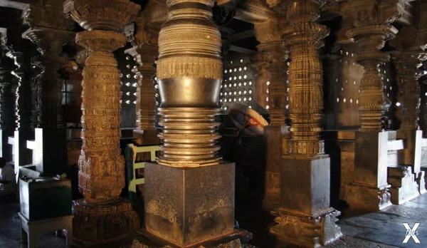 Колонны некоторых храмов в Индии явля...