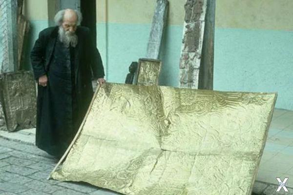 Падре Креспи с артефактом из эквадорс...