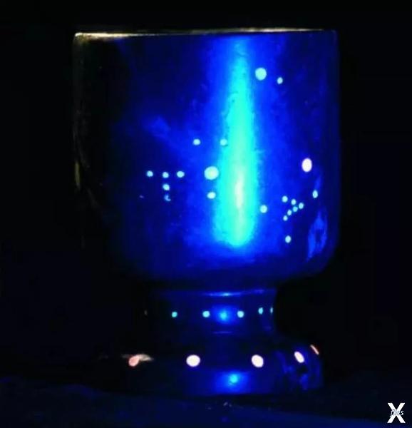 Чаши и кубки светились в ультрафиолете