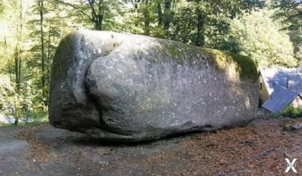 Удивительный камень во французском ле...