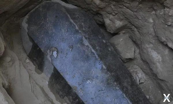 Саркофаг найден на глубине 8 метров в...