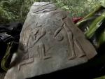 В пещере Мексики найдена каменная плита с изображением пришельца и надписью: «Камень первой встречи»