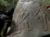 В пещере Мексики найдена каменная плита с изображением пришельца и надписью: «Камень первой встречи»