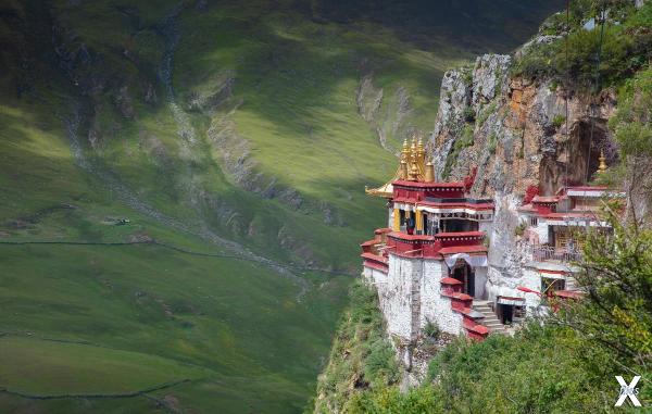 В Тибете некоторые монастыри выточены...