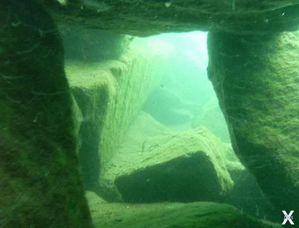 Руины дольмена под водой