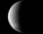 На лунах Сатурна нашли непонятные пятна