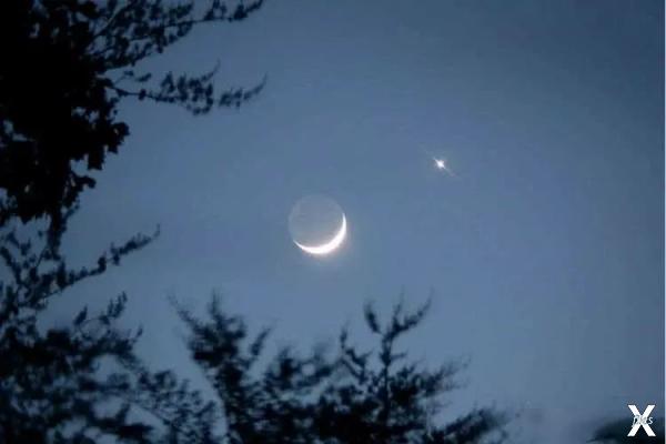 Луна и Венера в вечернем небе