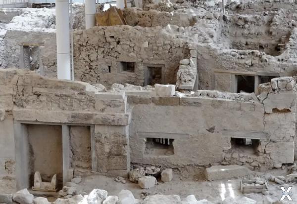 Руины города Акротири на греческом ос...