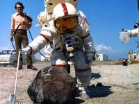 Лунная афера NASA: все подаренные камни, якобы с Луны, оказались земного происхождения