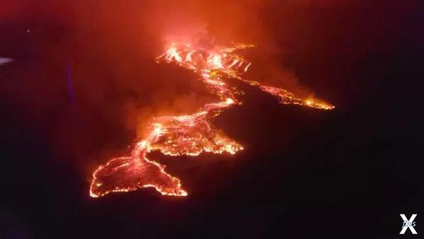 Извержение вулкана Ньирагонго, распол...