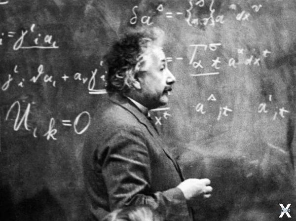 Альберт Эйнштейн во время лекции, 192...
