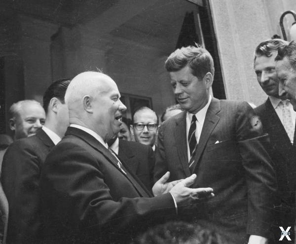 Никита Хрущев и Джон Кеннеди беседуют...