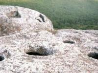 Крымские коконы: кто и для чего создал уникальные каменные пещеры