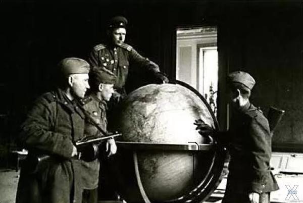 Русские солдаты входят в кабинет Гитлера