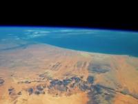 Если взглянуть на Сахару из космоса, можно увидеть ее гигантский "глаз": 50 км в диаметре