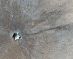 Зонд MRO сфотографировал молодой марсианский кратерЗонд MRO сфотографировал молодой марсианский кратер
