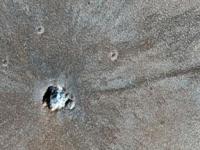 Зонд MRO сфотографировал молодой марсианский кратерЗонд MRO сфотографировал молодой марсианский кратер