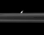Зонд "Кассини" зафиксировал восход спутников над кольцами Сатурна