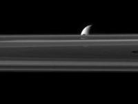 Зонд "Кассини" зафиксировал восход спутников над кольцами Сатурна