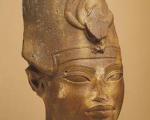 В Египте обнаружили известняковую статую фараона Аменхотепа III
