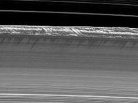 Кольца Сатурна меняют форму под влиянием "галактических" волн