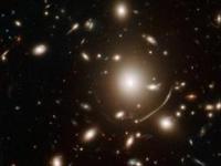 "Хаббл" сфотографировал галактику на задворках Вселенной
