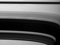 Зонд "Кассини" сфотографировал Титан и Прометей на фоне Сатурна