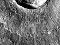 50 метров льда: как образовались марсианские двуслойные кратеры?