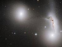 "Хаббл" сфотографировал галактическое "перетягивание каната"