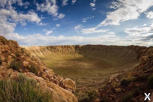 Аризонский кратер диаметром 1 200 м и...