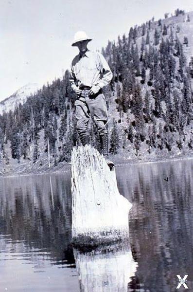 Рейнджер, стоящий на пне. 1930-е годы