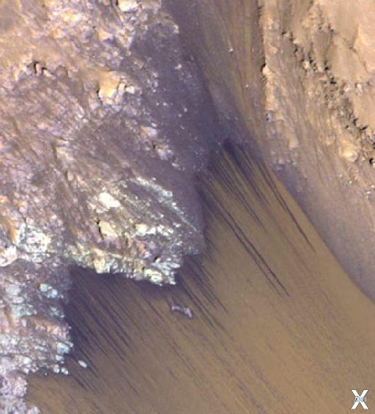 Снимок с орбиты Марса: подтеки на гор...