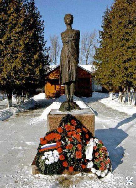 Памятник Зое Космодемьянской в деревн...