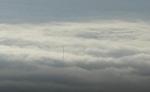 Пассажир самолета сфотографировал гигантский стержень, торчащий из облаков