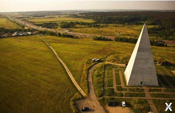 Пирамида Голода на Ново-рижском шоссе...